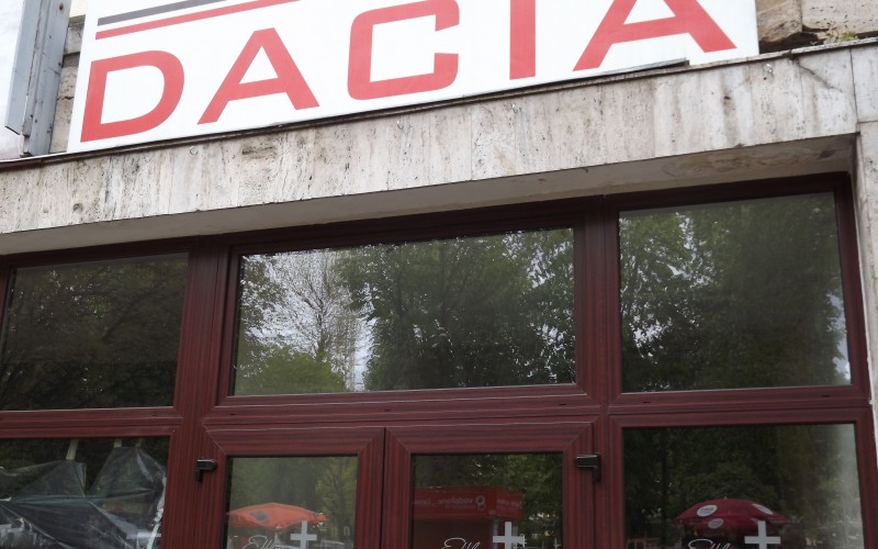 Temetkezési vállalat is lesz a Dacia moziban