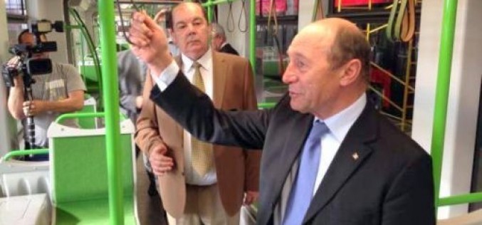 Băsescu felült az eladhatatlan aradi villamosra