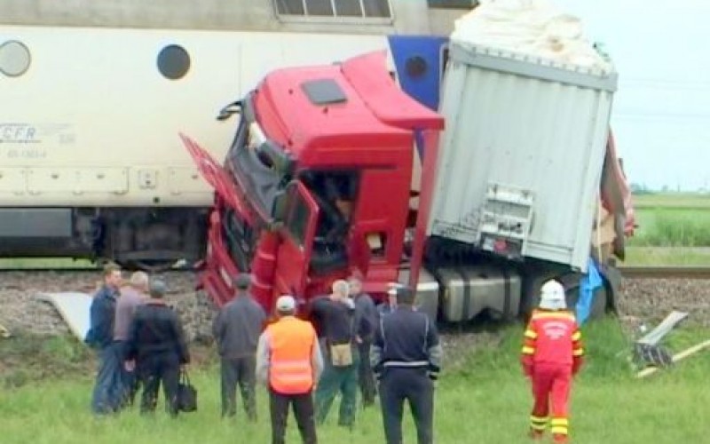 Teherautó ütközött vonattal Nadabnál