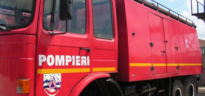 Aradi tűzoltók Krassó-Szörényben segítenek