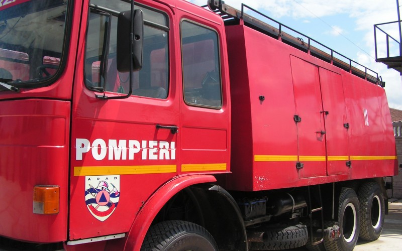 Aradi tűzoltók Krassó-Szörényben segítenek