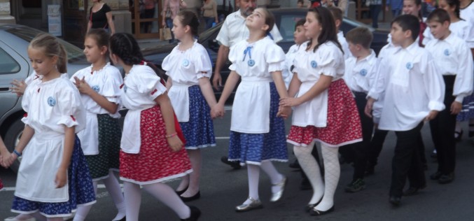Népviseletben parádéztak a Csiky táncosai [VIDEÓ]