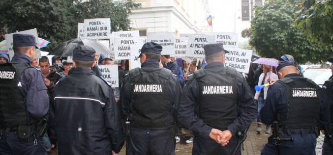 Tüntetők fogadták a miniszterelnököt Aradon