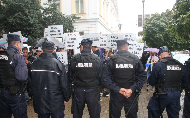 Tüntetők fogadták a miniszterelnököt Aradon