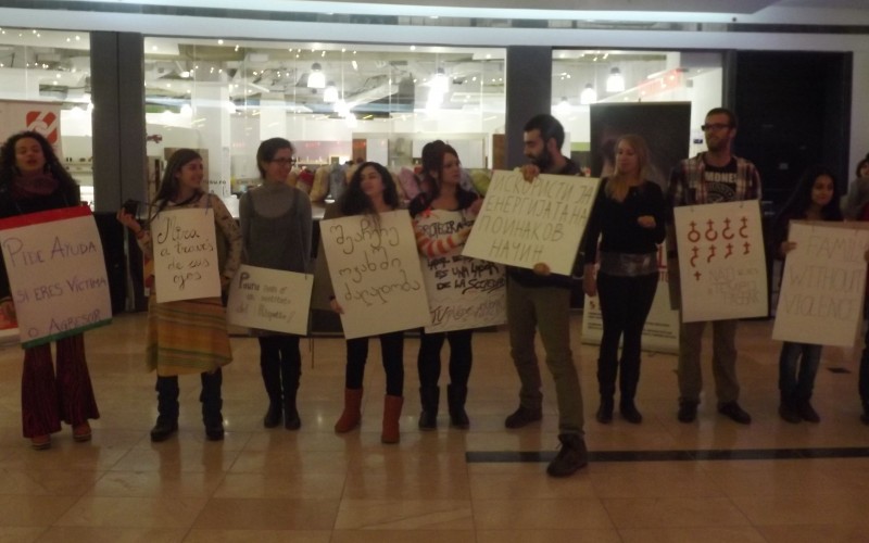 Párnacsata volt ma délután a Galleria plázában [VIDEÓ]