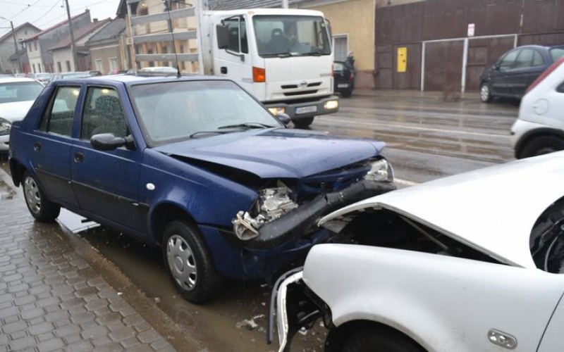 Hat autó puszilózott össze