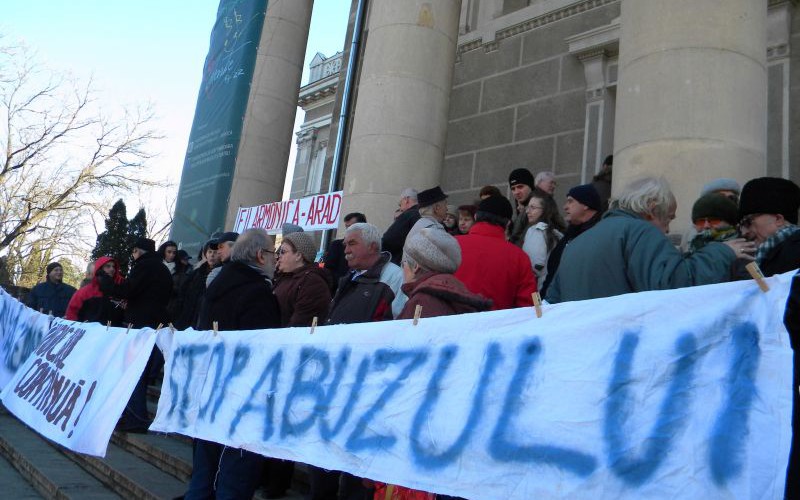 Polgármesteri kontrabasszus: kamerák, belépőkártya, hétvégi koncertek