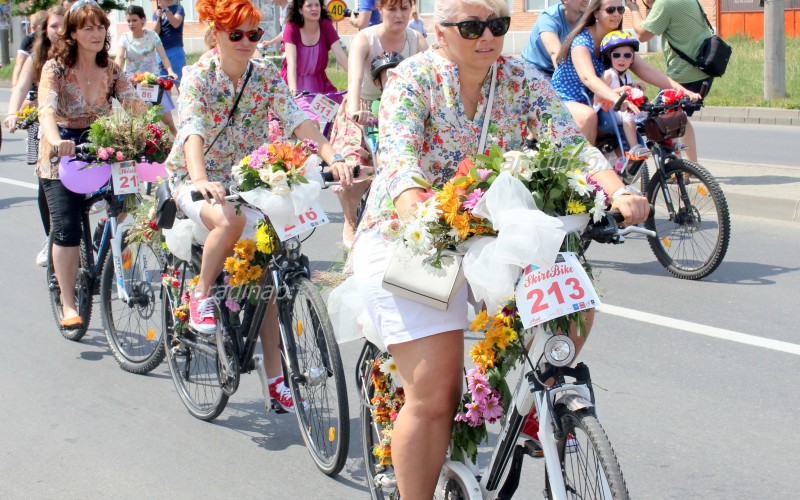 Vasárnap kerékpáros promenádozás hölgyeknek