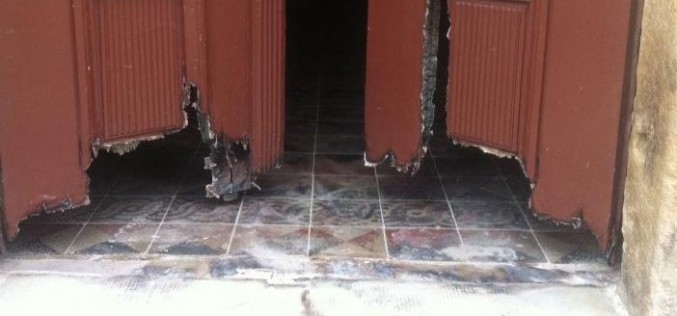 Betörték a tornyai katolikus templom ablakát, ajtaját felgyújtották