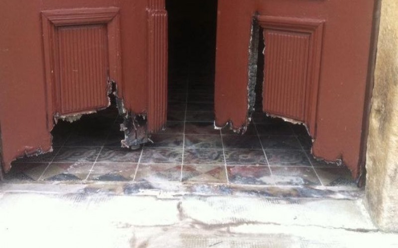 Betörték a tornyai katolikus templom ablakát, ajtaját felgyújtották