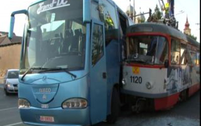 Villamos ütközött autóbusszal