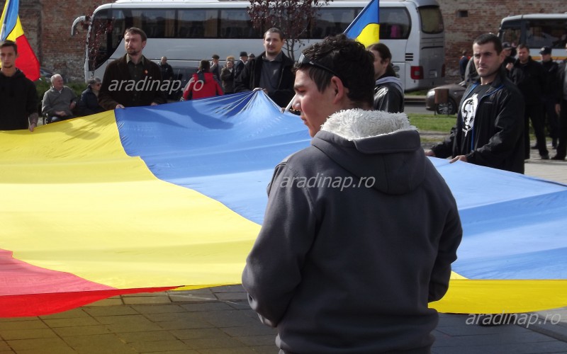 A szélsőséges Noua Dreaptă cafatokra tépegeti pólóját