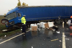 Baleset kamionnal, mentővel: hullottak a mosógépek