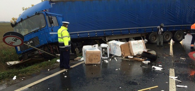 Baleset kamionnal, mentővel: hullottak a mosógépek
