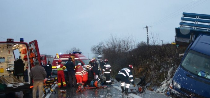 Személyautó ütközött kisbusszal a vingai halálkanyarban