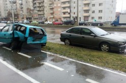 Öt parkoló autón zongorázott végig