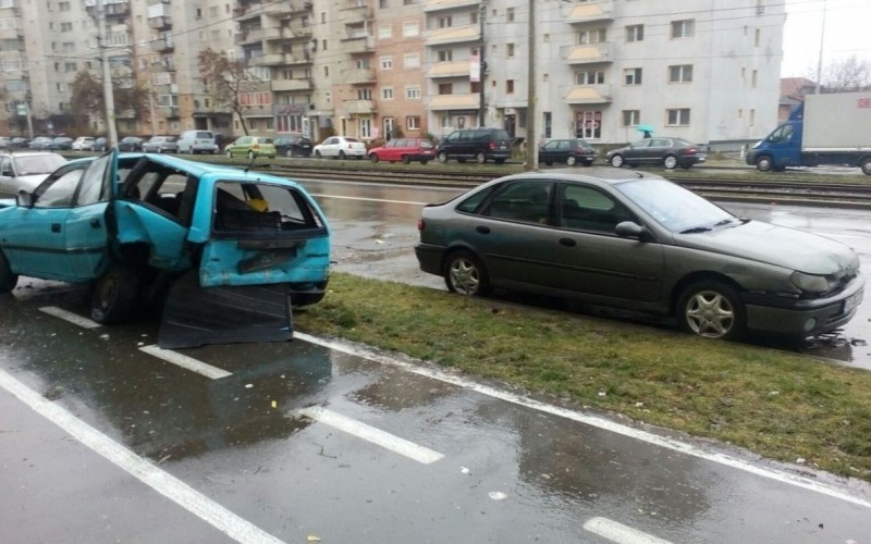 Öt parkoló autón zongorázott végig