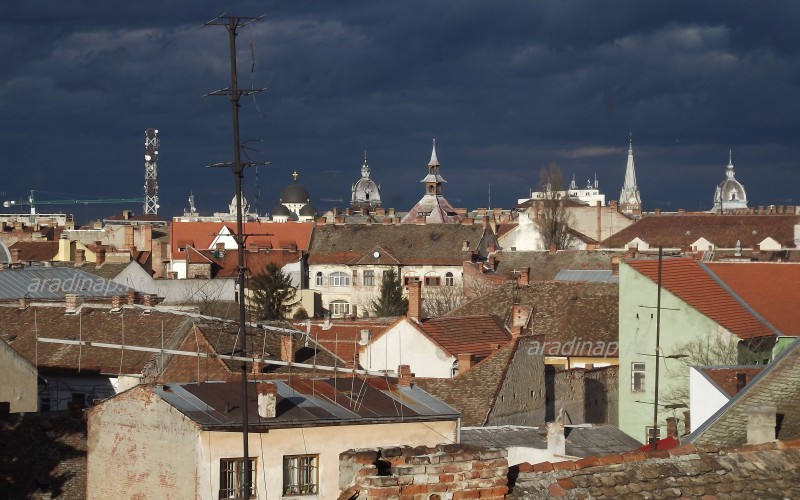 Kora délutáni aradi háztető-reflexiók