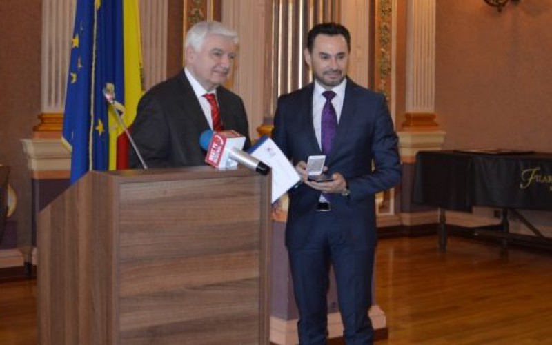 Torlódó szimpátia: Gheorghe Falcă újabb kitüntetést vett át Surján Lászlótól