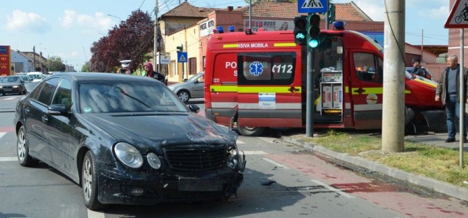 Rohammentő ütközött személyautóval