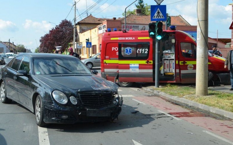 Rohammentő ütközött személyautóval