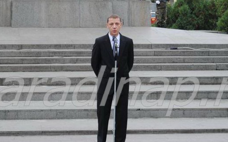 Indul a kampány-sárháború: „monyon le”