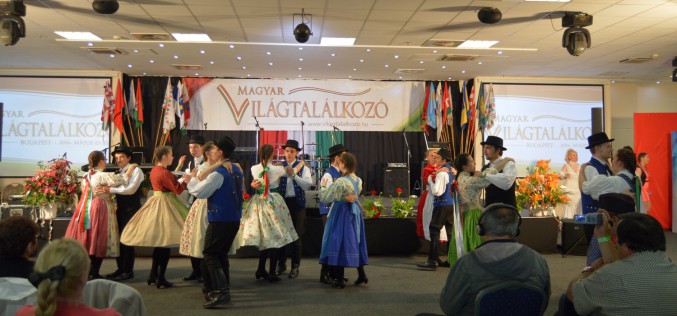 Pécskai táncosok a VI. Magyar Világtalálkozón