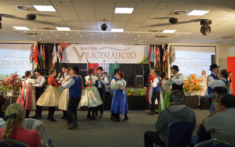 Pécskai táncosok a VI. Magyar Világtalálkozón