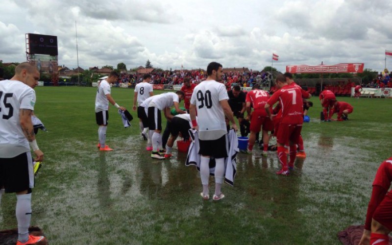 Szivacsok, törölközők, mezek meg az ajtó: UTA-Voluntari 1-0