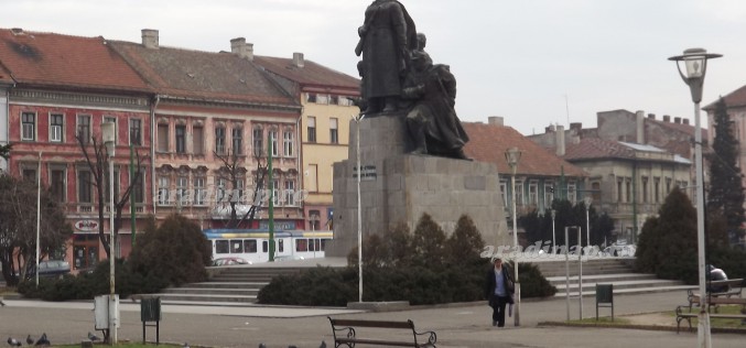 Apró előrelépés: parkolási tilalom színház és Városháza között