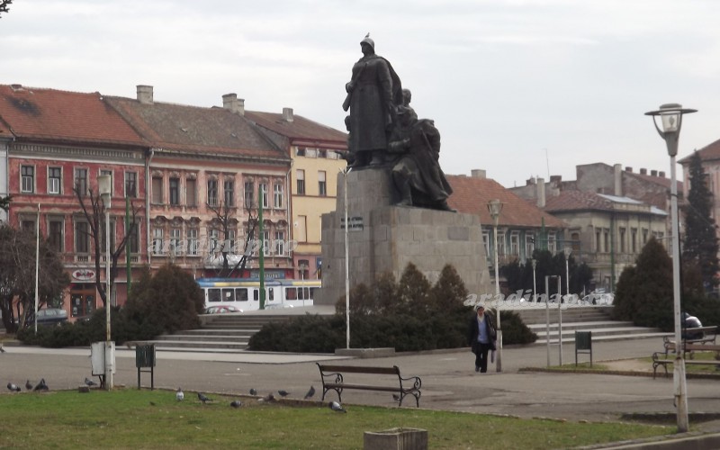 Apró előrelépés: parkolási tilalom színház és Városháza között