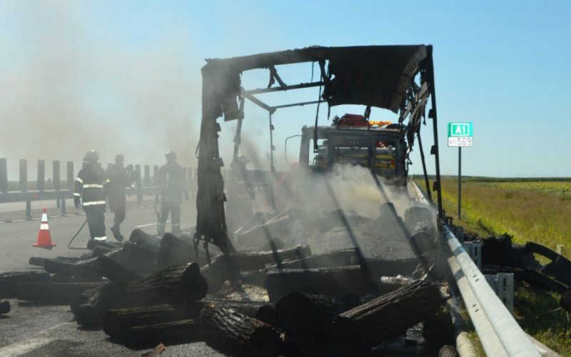 Kiégett egy kamion a sztrádán