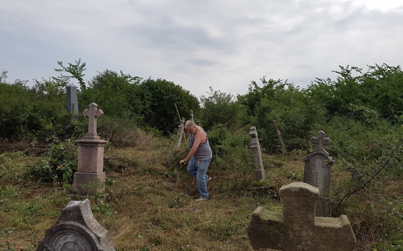 Német önkéntesek gaztalanítják a zádorlaki katolikus temetőt