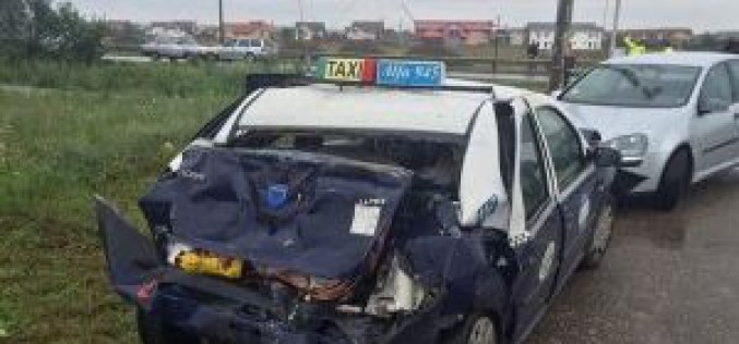 Taxiba rohant a kamion: három sérült