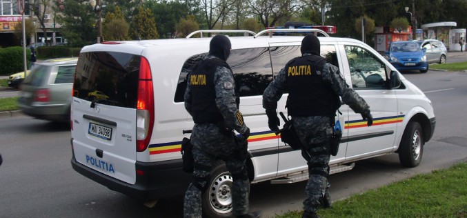 Két rendőr biztosította a migránsok nyugalmát