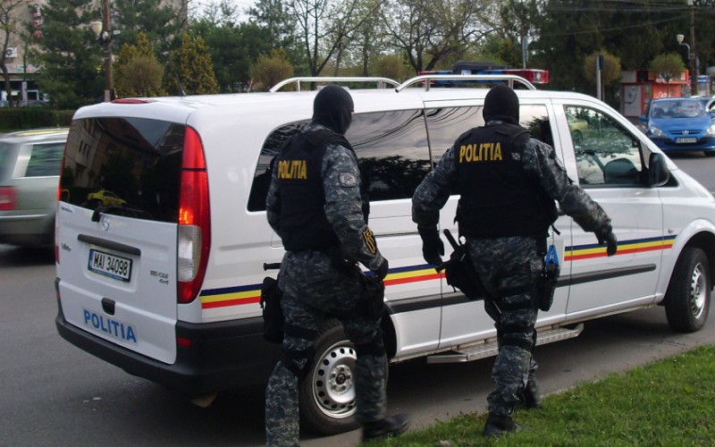 Két rendőr biztosította a migránsok nyugalmát