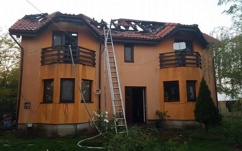 Tűz Nagyvarjason: leégett a családi ház tetőszerkezete