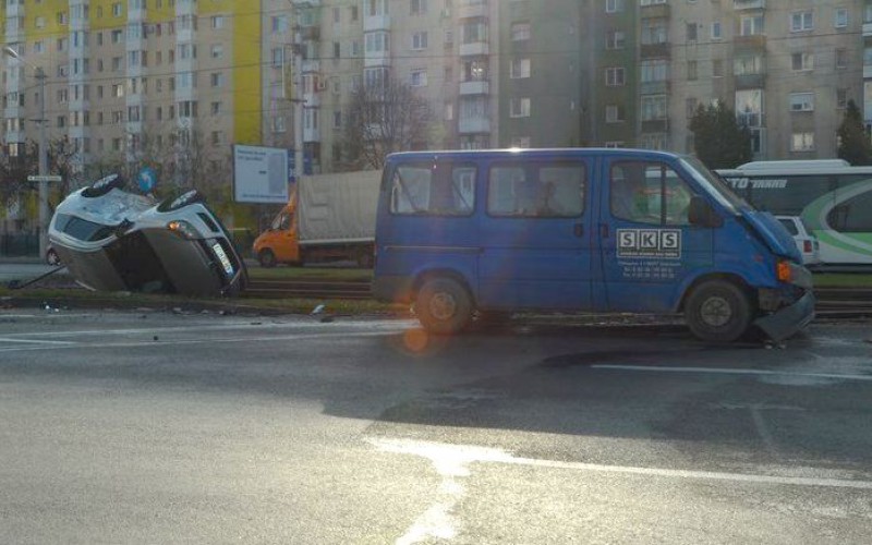 Felborult egy Opel a Fortunánál