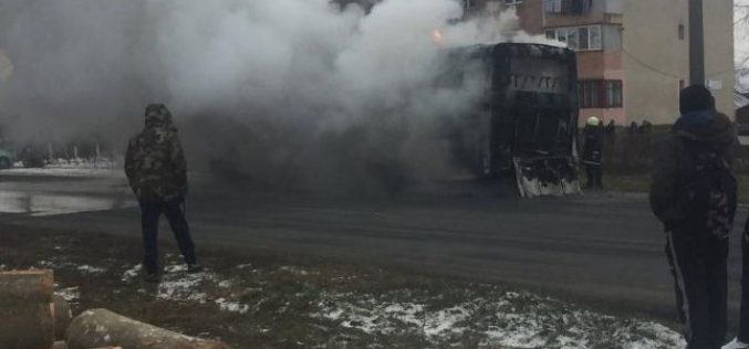 Kigyulladt egy munkásbusz Sofronyán