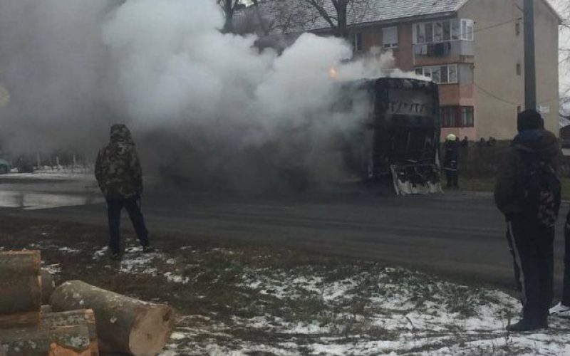 Kigyulladt egy munkásbusz Sofronyán