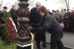 December 23.: főhajtás Tóth Sándor kopjafája előtt