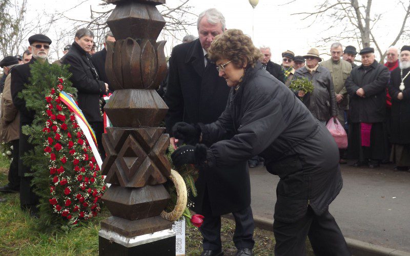 December 23.: főhajtás Tóth Sándor kopjafája előtt