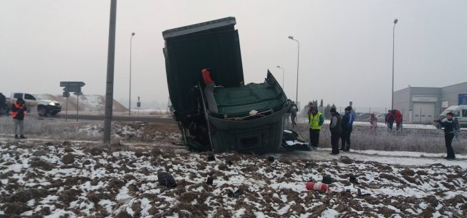 Árokba borult egy kamion Borosjenőnél