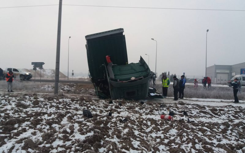 Árokba borult egy kamion Borosjenőnél