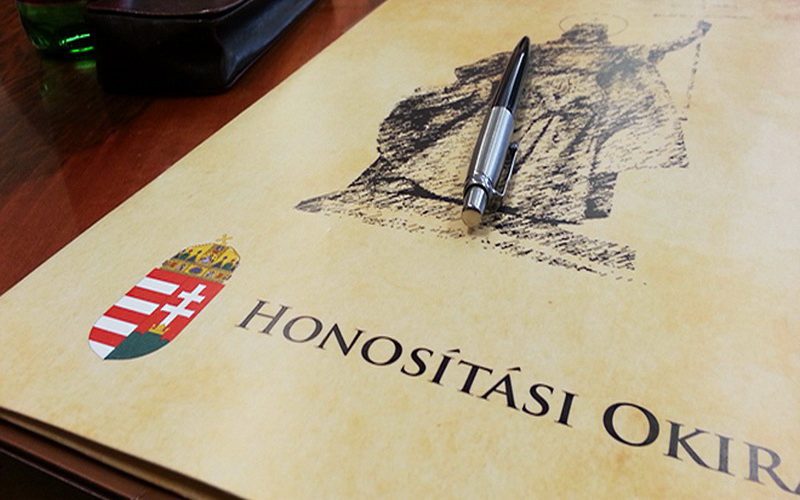 Honosítás Csermőn, Kisjenőben