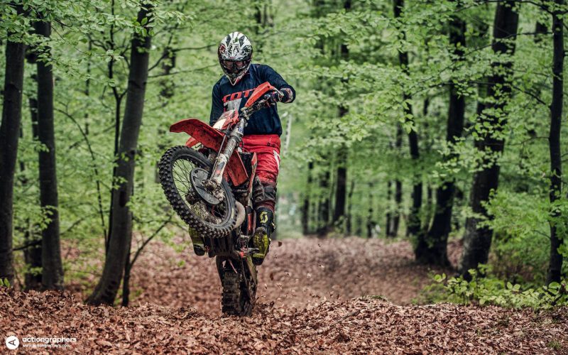 Hard Enduro: máris elloptak hat motorkerékpárt