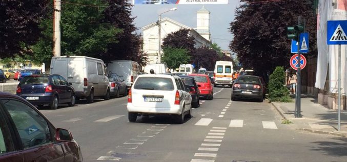 Jelzőlámpával dugósítottak a kispiacnál