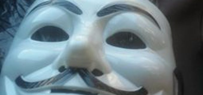 Hacker-maszkos támadott hajnalban a Városháza őreire [FRISSÍTVE]