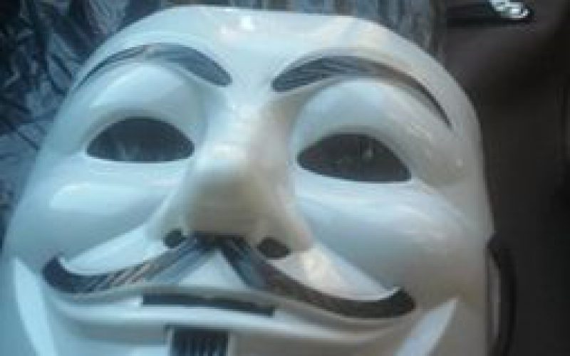 Hacker-maszkos támadott hajnalban a Városháza őreire [FRISSÍTVE]