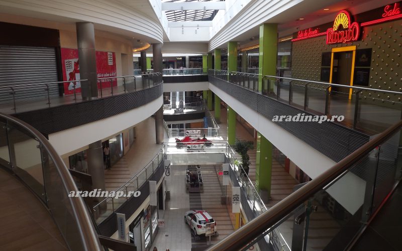 Megkéselt előadó és őr az Atrium parkolójában